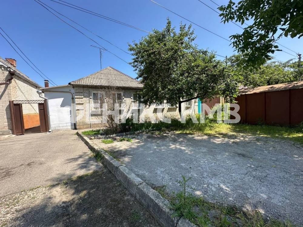 Просторная площадка перед домом для авто