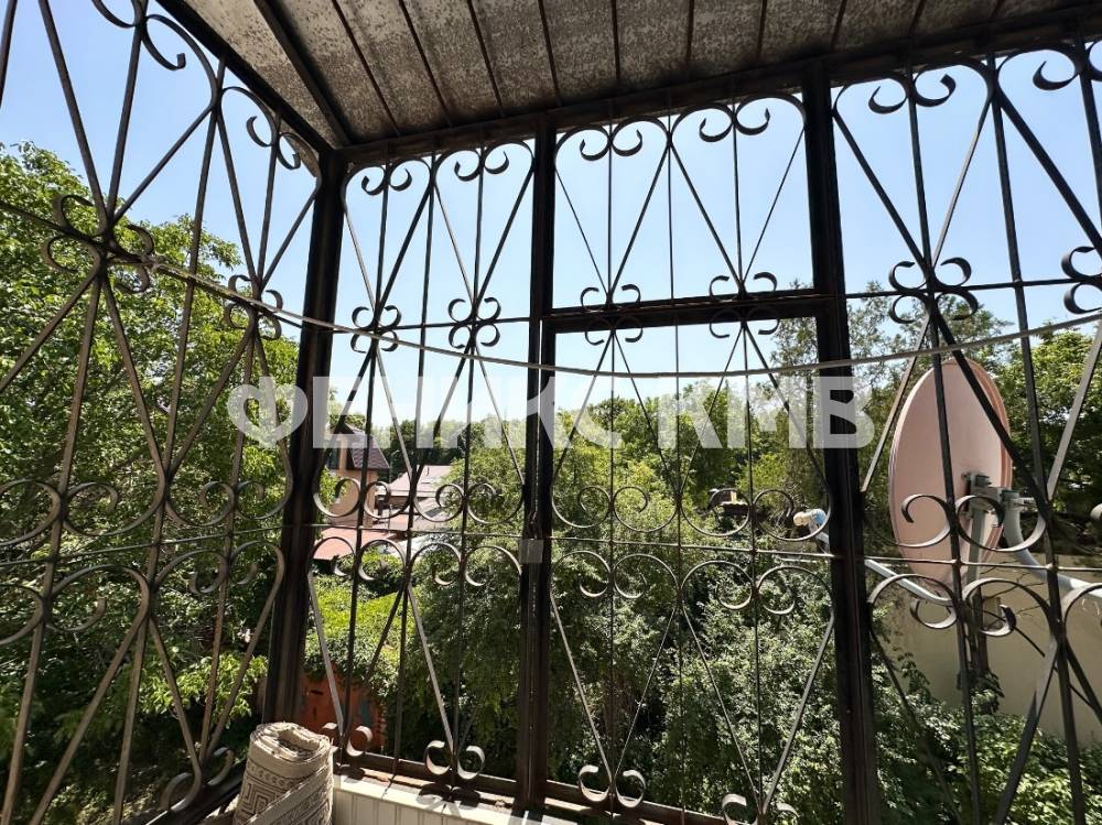 Вид из балкона во двор