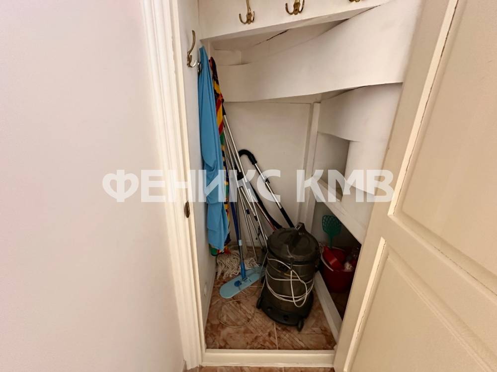 Кладовка под лестницей