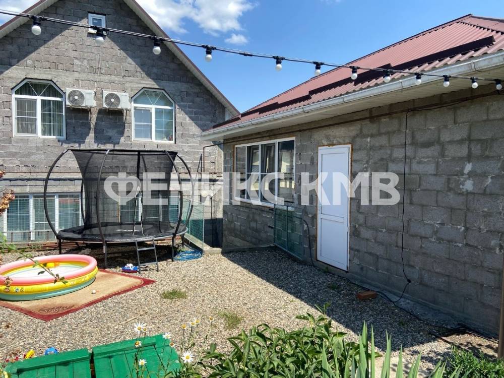 Зона отдыха сзади дома с пристройкой