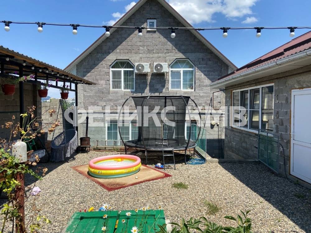 Зона отдыха сзади дома с пристройкой